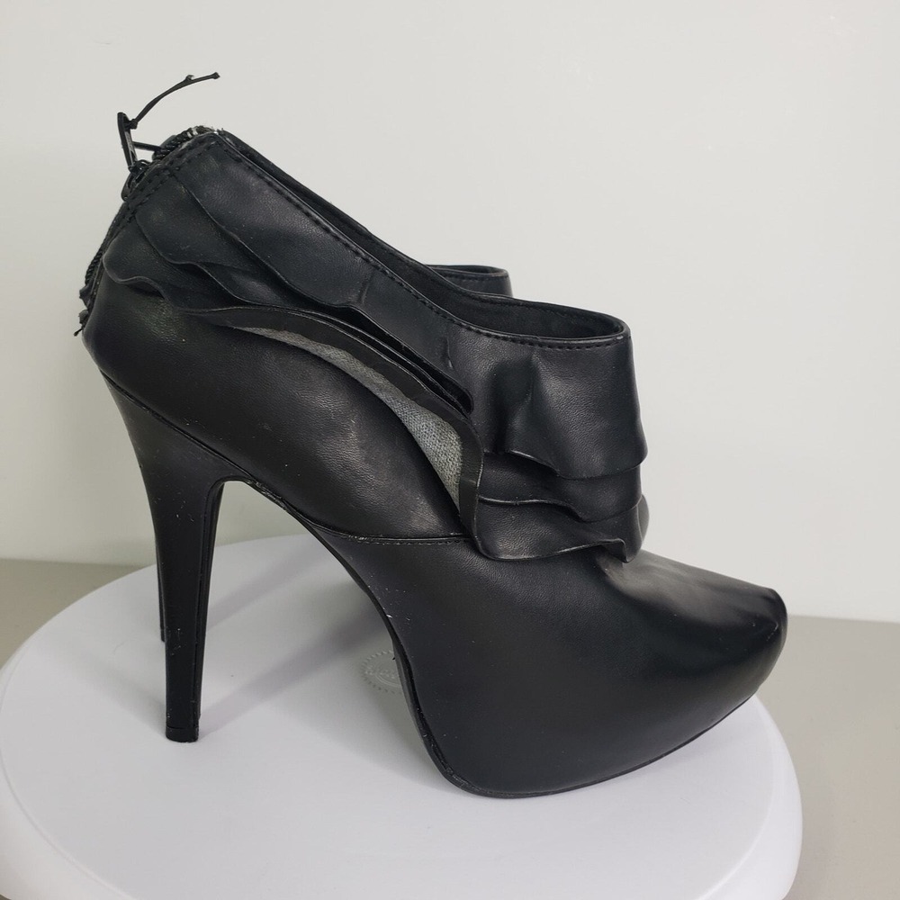 Report Venti Womens Black Faux Leather Ruffle Ankle Booties Heel Size 10 - Picture 2 of 8